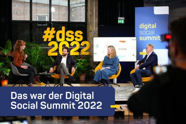 Bild einer Podiumsdiskussion beim #dss2022. Text: Das war der Digital Social Summit 2022